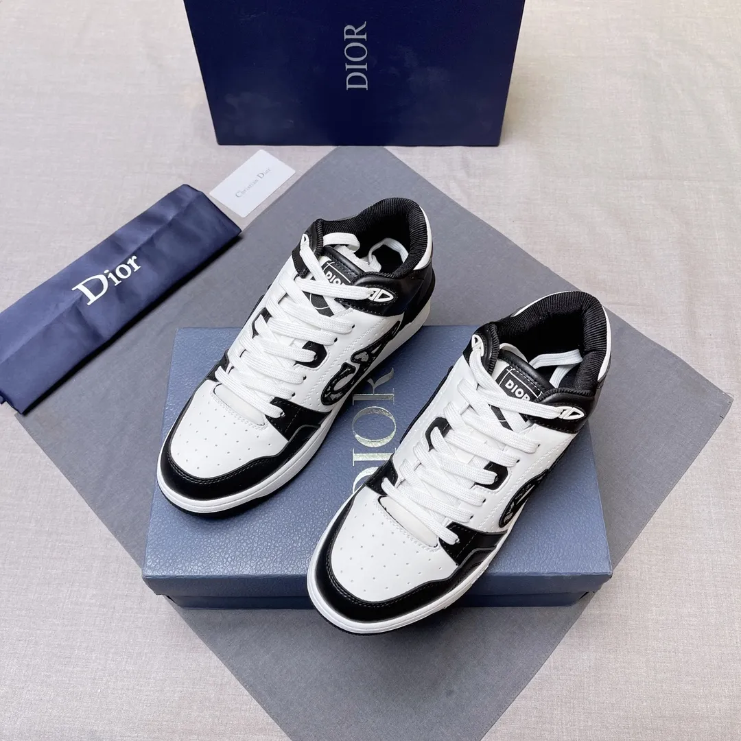 P420 Dior B57 low-top sneakers 2024 spring men's series new product launch [Celebrate][Celebrate][Celebrate], reinterpret the basketball shoe design and become Dior's classic item [strong][strong][strong], carefully crafted in black and cream white smooth cowhide, with beige suede, and the leather CD logo is displayed on the side Zhi, the tongue, sole and back side are decorated with various distinctive details to enhance the style[666][666], while the eyelet details, topstitching and rubber panels highlight the dynamic charm of its athletic style[strong][strong][strong]. It has a two-color rubber sole, which can be matched with various clothing to create a refined look. Size: 38 to 45 No. 067